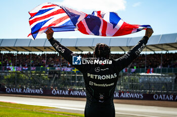 2024-07-07 - HAMILTON Lewis (gbr), Mercedes AMG F1 Team W15, celebrating victory, during the Formula 1 Qatar Airways British Grand Prix 2024, 12th round of the 2024 Formula One World Championship from July 5 to 7, 2024 on the Silverstone Circuit, in Silverstone, United Kingdom - F1 - BRITISH GRAND PRIX 2024 - FORMULA 1 - MOTORS