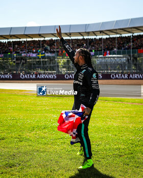 2024-07-07 - HAMILTON Lewis (gbr), Mercedes AMG F1 Team W15, celebrating victory, during the Formula 1 Qatar Airways British Grand Prix 2024, 12th round of the 2024 Formula One World Championship from July 5 to 7, 2024 on the Silverstone Circuit, in Silverstone, United Kingdom - F1 - BRITISH GRAND PRIX 2024 - FORMULA 1 - MOTORS