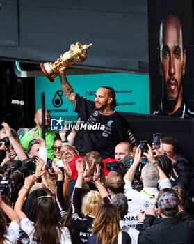 2024-07-07 - HAMILTON Lewis (gbr), Mercedes AMG F1 Team W15, celebrating victory, during the Formula 1 Qatar Airways British Grand Prix 2024, 12th round of the 2024 Formula One World Championship from July 5 to 7, 2024 on the Silverstone Circuit, in Silverstone, United Kingdom - F1 - BRITISH GRAND PRIX 2024 - FORMULA 1 - MOTORS