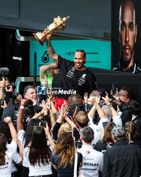 2024-07-07 - HAMILTON Lewis (gbr), Mercedes AMG F1 Team W15, celebrating victory, during the Formula 1 Qatar Airways British Grand Prix 2024, 12th round of the 2024 Formula One World Championship from July 5 to 7, 2024 on the Silverstone Circuit, in Silverstone, United Kingdom - F1 - BRITISH GRAND PRIX 2024 - FORMULA 1 - MOTORS