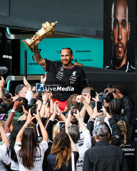 2024-07-07 - HAMILTON Lewis (gbr), Mercedes AMG F1 Team W15, celebrating victory, during the Formula 1 Qatar Airways British Grand Prix 2024, 12th round of the 2024 Formula One World Championship from July 5 to 7, 2024 on the Silverstone Circuit, in Silverstone, United Kingdom - F1 - BRITISH GRAND PRIX 2024 - FORMULA 1 - MOTORS