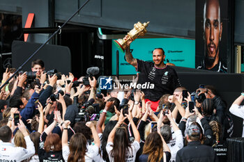 2024-07-07 - HAMILTON Lewis (gbr), Mercedes AMG F1 Team W15, celebrating victory, during the Formula 1 Qatar Airways British Grand Prix 2024, 12th round of the 2024 Formula One World Championship from July 5 to 7, 2024 on the Silverstone Circuit, in Silverstone, United Kingdom - F1 - BRITISH GRAND PRIX 2024 - FORMULA 1 - MOTORS