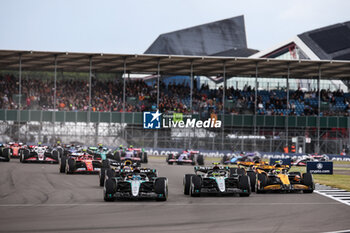 2024-07-07 - start of the race, depart, 63 RUSSELL George (gbr), Mercedes AMG F1 Team W15, action 44 HAMILTON Lewis (gbr), Mercedes AMG F1 Team W15, action 04 NORRIS Lando (gbr), McLaren F1 Team MCL38, action during the Formula 1 Qatar Airways British Grand Prix 2024, 12th round of the 2024 Formula One World Championship from July 5 to 7, 2024 on the Silverstone Circuit, in Silverstone, United Kingdom - F1 - BRITISH GRAND PRIX 2024 - FORMULA 1 - MOTORS