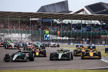 2024-07-07 - start of the race, depart, 63 RUSSELL George (gbr), Mercedes AMG F1 Team W15, action 44 HAMILTON Lewis (gbr), Mercedes AMG F1 Team W15, action 04 NORRIS Lando (gbr), McLaren F1 Team MCL38, action during the Formula 1 Qatar Airways British Grand Prix 2024, 12th round of the 2024 Formula One World Championship from July 5 to 7, 2024 on the Silverstone Circuit, in Silverstone, United Kingdom - F1 - BRITISH GRAND PRIX 2024 - FORMULA 1 - MOTORS