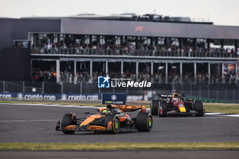 2024-07-07 - 04 NORRIS Lando (gbr), McLaren F1 Team MCL38, action 01 VERSTAPPEN Max (nld), Red Bull Racing RB20, action during the Formula 1 Qatar Airways British Grand Prix 2024, 12th round of the 2024 Formula One World Championship from July 5 to 7, 2024 on the Silverstone Circuit, in Silverstone, United Kingdom - F1 - BRITISH GRAND PRIX 2024 - FORMULA 1 - MOTORS