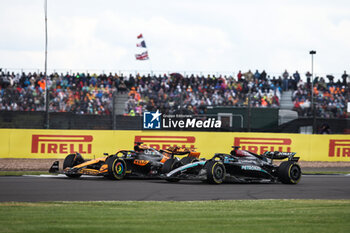 2024-07-07 - 81 PIASTRI Oscar (aus), McLaren F1 Team MCL38, action 63 RUSSELL George (gbr), Mercedes AMG F1 Team W15, action during the Formula 1 Qatar Airways British Grand Prix 2024, 12th round of the 2024 Formula One World Championship from July 5 to 7, 2024 on the Silverstone Circuit, in Silverstone, United Kingdom - F1 - BRITISH GRAND PRIX 2024 - FORMULA 1 - MOTORS