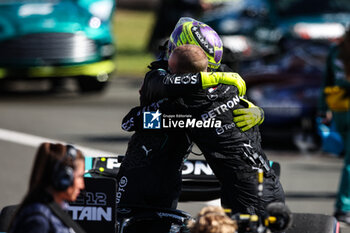 2024-07-07 - HAMILTON Lewis (gbr), Mercedes AMG F1 Team W15, portrait celebrates the victory during the Formula 1 Qatar Airways British Grand Prix 2024, 12th round of the 2024 Formula One World Championship from July 5 to 7, 2024 on the Silverstone Circuit, in Silverstone, United Kingdom - F1 - BRITISH GRAND PRIX 2024 - FORMULA 1 - MOTORS