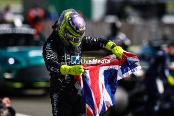 2024-07-07 - HAMILTON Lewis (gbr), Mercedes AMG F1 Team W15, portrait celebrates the victory during the Formula 1 Qatar Airways British Grand Prix 2024, 12th round of the 2024 Formula One World Championship from July 5 to 7, 2024 on the Silverstone Circuit, in Silverstone, United Kingdom - F1 - BRITISH GRAND PRIX 2024 - FORMULA 1 - MOTORS