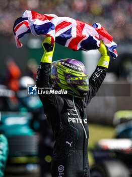 2024-07-07 - HAMILTON Lewis (gbr), Mercedes AMG F1 Team W15, portrait celebrates the victory during the Formula 1 Qatar Airways British Grand Prix 2024, 12th round of the 2024 Formula One World Championship from July 5 to 7, 2024 on the Silverstone Circuit, in Silverstone, United Kingdom - F1 - BRITISH GRAND PRIX 2024 - FORMULA 1 - MOTORS