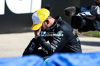 2024-07-07 - HAMILTON Lewis (gbr), Mercedes AMG F1 Team W15, portrait celebrates the victory during the Formula 1 Qatar Airways British Grand Prix 2024, 12th round of the 2024 Formula One World Championship from July 5 to 7, 2024 on the Silverstone Circuit, in Silverstone, United Kingdom - F1 - BRITISH GRAND PRIX 2024 - FORMULA 1 - MOTORS