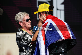 2024-07-07 - HAMILTON Lewis (gbr), Mercedes AMG F1 Team W15, portrait celebrates the victory with his mom Carmen Larbalestier during the Formula 1 Qatar Airways British Grand Prix 2024, 12th round of the 2024 Formula One World Championship from July 5 to 7, 2024 on the Silverstone Circuit, in Silverstone, United Kingdom - F1 - BRITISH GRAND PRIX 2024 - FORMULA 1 - MOTORS