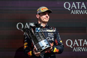 2024-07-07 - VERSTAPPEN Max (ned), Red Bull Racing RB20, portrait podium celebration trophy during the Formula 1 Qatar Airways British Grand Prix 2024, 12th round of the 2024 Formula One World Championship from July 5 to 7, 2024 on the Silverstone Circuit, in Silverstone, United Kingdom - F1 - BRITISH GRAND PRIX 2024 - FORMULA 1 - MOTORS