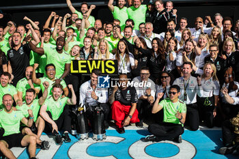 2024-07-07 - HAMILTON Lewis (gbr), Mercedes AMG F1 Team W15, portrait celebration mechanic, mecanicien, mechanics during the Formula 1 Qatar Airways British Grand Prix 2024, 12th round of the 2024 Formula One World Championship from July 5 to 7, 2024 on the Silverstone Circuit, in Silverstone, United Kingdom - F1 - BRITISH GRAND PRIX 2024 - FORMULA 1 - MOTORS