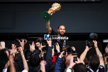 2024-07-07 - HAMILTON Lewis (gbr), Mercedes AMG F1 Team W15, portrait celebration during the Formula 1 Qatar Airways British Grand Prix 2024, 12th round of the 2024 Formula One World Championship from July 5 to 7, 2024 on the Silverstone Circuit, in Silverstone, United Kingdom - F1 - BRITISH GRAND PRIX 2024 - FORMULA 1 - MOTORS