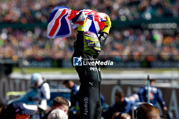 2024-07-07 - HAMILTON Lewis (gbr), Mercedes AMG F1 Team W15, portrait celebrates his victory during the Formula 1 Qatar Airways British Grand Prix 2024, 12th round of the 2024 Formula One World Championship from July 5 to 7, 2024 on the Silverstone Circuit, in Silverstone, United Kingdom - F1 - BRITISH GRAND PRIX 2024 - FORMULA 1 - MOTORS