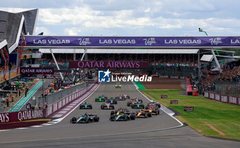 2024-07-07 - start of the race, depart, 62 44 HAMILTON Lewis (gbr), Mercedes AMG F1 Team W15, action 04 NORRIS Lando (gbr), McLaren F1 Team MCL38, action 01 VERSTAPPEN Max (nld), Red Bull Racing RB20, action during the Formula 1 Qatar Airways British Grand Prix 2024, 12th round of the 2024 Formula One World Championship from July 5 to 7, 2024 on the Silverstone Circuit, in Silverstone, United Kingdom - F1 - BRITISH GRAND PRIX 2024 - FORMULA 1 - MOTORS