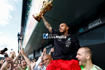 2024-07-07 - HAMILTON Lewis (gbr), Mercedes AMG F1 Team W15, portrait celebration mechanic, mecanicien, mechanics during the Formula 1 Qatar Airways British Grand Prix 2024, 12th round of the 2024 Formula One World Championship from July 5 to 7, 2024 on the Silverstone Circuit, in Silverstone, United Kingdom - F1 - BRITISH GRAND PRIX 2024 - FORMULA 1 - MOTORS