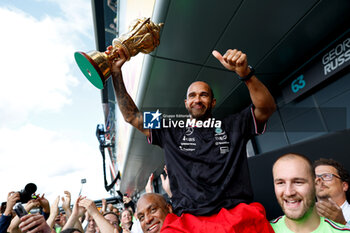 2024-07-07 - HAMILTON Lewis (gbr), Mercedes AMG F1 Team W15, portrait celebration mechanic, mecanicien, mechanics during the Formula 1 Qatar Airways British Grand Prix 2024, 12th round of the 2024 Formula One World Championship from July 5 to 7, 2024 on the Silverstone Circuit, in Silverstone, United Kingdom - F1 - BRITISH GRAND PRIX 2024 - FORMULA 1 - MOTORS