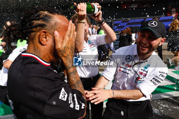 2024-07-07 - HAMILTON Lewis (gbr), Mercedes AMG F1 Team W15, portrait celebration mechanic, mecanicien, mechanics during the Formula 1 Qatar Airways British Grand Prix 2024, 12th round of the 2024 Formula One World Championship from July 5 to 7, 2024 on the Silverstone Circuit, in Silverstone, United Kingdom - F1 - BRITISH GRAND PRIX 2024 - FORMULA 1 - MOTORS