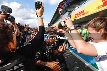 2024-07-07 - HAMILTON Lewis (gbr), Mercedes AMG F1 Team W15, portrait celebration mechanic, mecanicien, mechanics during the Formula 1 Qatar Airways British Grand Prix 2024, 12th round of the 2024 Formula One World Championship from July 5 to 7, 2024 on the Silverstone Circuit, in Silverstone, United Kingdom - F1 - BRITISH GRAND PRIX 2024 - FORMULA 1 - MOTORS