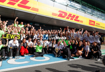 2024-07-07 - HAMILTON Lewis (gbr), Mercedes AMG F1 Team W15, portrait celebration WOLFF Toto (aut), Team Principal & CEO of Mercedes AMG F1 Team, portrait mechanic, mecanicien, mechanics during the Formula 1 Qatar Airways British Grand Prix 2024, 12th round of the 2024 Formula One World Championship from July 5 to 7, 2024 on the Silverstone Circuit, in Silverstone, United Kingdom - F1 - BRITISH GRAND PRIX 2024 - FORMULA 1 - MOTORS