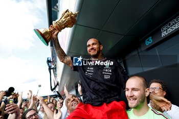 2024-07-07 - HAMILTON Lewis (gbr), Mercedes AMG F1 Team W15, portrait celebration during the Formula 1 Qatar Airways British Grand Prix 2024, 12th round of the 2024 Formula One World Championship from July 5 to 7, 2024 on the Silverstone Circuit, in Silverstone, United Kingdom - F1 - BRITISH GRAND PRIX 2024 - FORMULA 1 - MOTORS