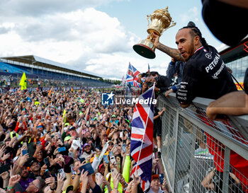 2024-07-07 - HAMILTON Lewis (gbr), Mercedes AMG F1 Team W15, portrait celebration spectators, fans during the Formula 1 Qatar Airways British Grand Prix 2024, 12th round of the 2024 Formula One World Championship from July 5 to 7, 2024 on the Silverstone Circuit, in Silverstone, United Kingdom - F1 - BRITISH GRAND PRIX 2024 - FORMULA 1 - MOTORS