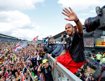 2024-07-07 - HAMILTON Lewis (gbr), Mercedes AMG F1 Team W15, portrait celebration spectators, fans during the Formula 1 Qatar Airways British Grand Prix 2024, 12th round of the 2024 Formula One World Championship from July 5 to 7, 2024 on the Silverstone Circuit, in Silverstone, United Kingdom - F1 - BRITISH GRAND PRIX 2024 - FORMULA 1 - MOTORS