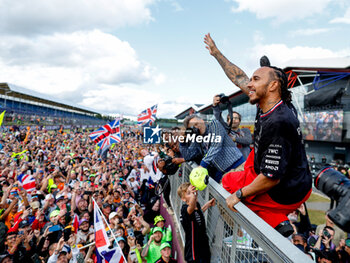 2024-07-07 - HAMILTON Lewis (gbr), Mercedes AMG F1 Team W15, portrait celebration spectators, fans during the Formula 1 Qatar Airways British Grand Prix 2024, 12th round of the 2024 Formula One World Championship from July 5 to 7, 2024 on the Silverstone Circuit, in Silverstone, United Kingdom - F1 - BRITISH GRAND PRIX 2024 - FORMULA 1 - MOTORS