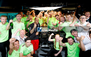 2024-07-07 - HAMILTON Lewis (gbr), Mercedes AMG F1 Team W15, portrait celebration mechanic, mecanicien, mechanics during the Formula 1 Qatar Airways British Grand Prix 2024, 12th round of the 2024 Formula One World Championship from July 5 to 7, 2024 on the Silverstone Circuit, in Silverstone, United Kingdom - F1 - BRITISH GRAND PRIX 2024 - FORMULA 1 - MOTORS