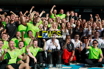 2024-07-07 - HAMILTON Lewis (gbr), Mercedes AMG F1 Team W15, portrait celebration mechanic, mecanicien, mechanics during the Formula 1 Qatar Airways British Grand Prix 2024, 12th round of the 2024 Formula One World Championship from July 5 to 7, 2024 on the Silverstone Circuit, in Silverstone, United Kingdom - F1 - BRITISH GRAND PRIX 2024 - FORMULA 1 - MOTORS