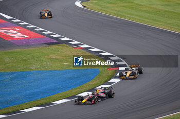 2024-07-07 - 01 VERSTAPPEN Max (nld), Red Bull Racing RB20, action 04 NORRIS Lando (gbr), McLaren F1 Team MCL38, action during the Formula 1 Qatar Airways British Grand Prix 2024, 12th round of the 2024 Formula One World Championship from July 5 to 7, 2024 on the Silverstone Circuit, in Silverstone, United Kingdom - F1 - BRITISH GRAND PRIX 2024 - FORMULA 1 - MOTORS