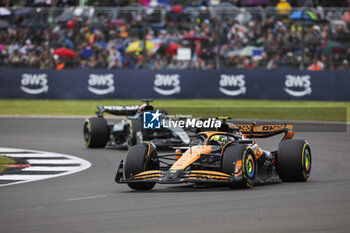 2024-07-07 - 04 NORRIS Lando (gbr), McLaren F1 Team MCL38, action, 63 RUSSELL George (gbr), Mercedes AMG F1 Team W15, action during the Formula 1 Qatar Airways British Grand Prix 2024, 12th round of the 2024 Formula One World Championship from July 5 to 7, 2024 on the Silverstone Circuit, in Silverstone, United Kingdom - F1 - BRITISH GRAND PRIX 2024 - FORMULA 1 - MOTORS