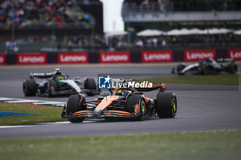 2024-07-07 - 81 PIASTRI Oscar (aus), McLaren F1 Team MCL38, action during the Formula 1 Qatar Airways British Grand Prix 2024, 12th round of the 2024 Formula One World Championship from July 5 to 7, 2024 on the Silverstone Circuit, in Silverstone, United Kingdom - F1 - BRITISH GRAND PRIX 2024 - FORMULA 1 - MOTORS