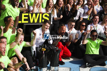 2024-07-07 - HAMILTON Lewis (gbr), Mercedes AMG F1 Team W15, portrait celebration during the Formula 1 Qatar Airways British Grand Prix 2024, 12th round of the 2024 Formula One World Championship from July 5 to 7, 2024 on the Silverstone Circuit, in Silverstone, United Kingdom - F1 - BRITISH GRAND PRIX 2024 - FORMULA 1 - MOTORS