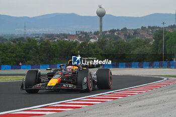 2024-07-20 - #1 Max Verstappen Of The Team Oracle Red Bull Racing, Red Bull Honda RB20 ,They Face Practice Session 3,During Fia Formula One World Championship F1 Hungarian Grand Prix 2024, 20 July In Budapest, Hungarian - FORMULA 1 HUNGARIAN GRAND PRIX 2024 - PRACTICE 3  - FORMULA 1 - MOTORS