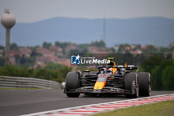 2024-07-20 - #11 Sergio Perez Of The Team Oracle Red Bull Racing, Red Bull Honda RB20 ,They Face Practice Session 3,During Fia Formula One World Championship F1 Hungarian Grand Prix 2024, 20 July In Budapest, Hungarian - FORMULA 1 HUNGARIAN GRAND PRIX 2024 - PRACTICE 3  - FORMULA 1 - MOTORS