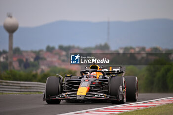 2024-07-20 - #1 Max Verstappen Of The Team Oracle Red Bull Racing, Red Bull Honda RB20 ,They Face Practice Session 3,During Fia Formula One World Championship F1 Hungarian Grand Prix 2024, 20 July In Budapest, Hungarian - FORMULA 1 HUNGARIAN GRAND PRIX 2024 - PRACTICE 3  - FORMULA 1 - MOTORS