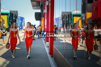 2024-07-19 - Girl on the paddock, during the Hungarian GP, Budapest 18-21 July 2024 Formula 1 World championship 2024. - FORMULA 1 HUNGARIAN GRAND PRIX 2024 - PRACTICE 1 AND PRACTICE 2 - FORMULA 1 - MOTORS