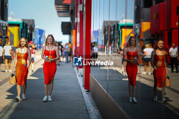 2024-07-19 - Girl on the paddock, during the Hungarian GP, Budapest 18-21 July 2024 Formula 1 World championship 2024. - FORMULA 1 HUNGARIAN GRAND PRIX 2024 - PRACTICE 1 AND PRACTICE 2 - FORMULA 1 - MOTORS