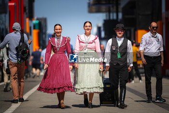 2024-07-19 - Girl on the paddock, during the Hungarian GP, Budapest 18-21 July 2024 Formula 1 World championship 2024. - FORMULA 1 HUNGARIAN GRAND PRIX 2024 - PRACTICE 1 AND PRACTICE 2 - FORMULA 1 - MOTORS