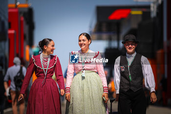 2024-07-19 - Girl on the paddock, during the Hungarian GP, Budapest 18-21 July 2024 Formula 1 World championship 2024. - FORMULA 1 HUNGARIAN GRAND PRIX 2024 - PRACTICE 1 AND PRACTICE 2 - FORMULA 1 - MOTORS