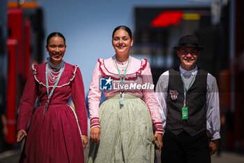 2024-07-19 - Girl on the paddock, during the Hungarian GP, Budapest 18-21 July 2024 Formula 1 World championship 2024. - FORMULA 1 HUNGARIAN GRAND PRIX 2024 - PRACTICE 1 AND PRACTICE 2 - FORMULA 1 - MOTORS