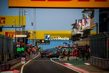 2024-07-20 - Pit Lane / Box, during the Hungarian GP, Budapest 18-21 July 2024 Formula 1 World championship 2024. - FORMULA 1 HUNGARIAN GRAND PRIX 2024 - PRACTICE 3 AND QUALIFYING - FORMULA 1 - MOTORS