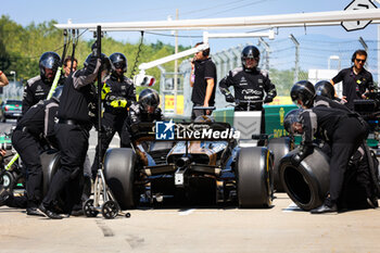 2024-07-18 - APEX APXGP backstage of the Team crew filming a pitstop pit stop for the F1 movie by Apple Studios / Bruckheimer Films during the Formula 1 Hungarian Grand Prix 2024, 13th round of the 2024 Formula One World Championship from July 19 to 21, 2024 on the Hungaroring, in Mogyorod, Hungary - F1 - HUNGARIAN GRAND PRIX 2024 - FORMULA 1 - MOTORS