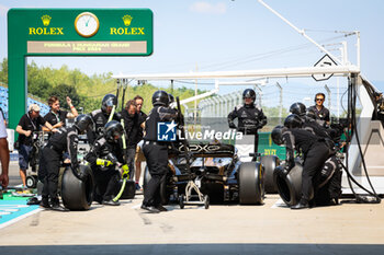 2024-07-18 - APEX APXGP backstage of the Team crew filming a pitstop pit stop for the F1 movie by Apple Studios / Bruckheimer Films during the Formula 1 Hungarian Grand Prix 2024, 13th round of the 2024 Formula One World Championship from July 19 to 21, 2024 on the Hungaroring, in Mogyorod, Hungary - F1 - HUNGARIAN GRAND PRIX 2024 - FORMULA 1 - MOTORS