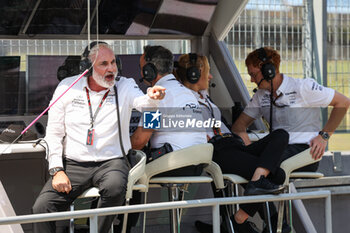 2024-07-18 - pitwall fictional engineers of the APEX APXGP team for the F1 movie by Apple Studios / Bruckheimer Films, illustration during the Formula 1 Hungarian Grand Prix 2024, 13th round of the 2024 Formula One World Championship from July 19 to 21, 2024 on the Hungaroring, in Mogyorod, Hungary - F1 - HUNGARIAN GRAND PRIX 2024 - FORMULA 1 - MOTORS