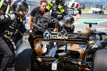 2024-07-18 - Camera gear APEX APXGP backstage of the Team crew filming a pitstop pit stop for the F1 movie by Apple Studios / Bruckheimer Films during the Formula 1 Hungarian Grand Prix 2024, 13th round of the 2024 Formula One World Championship from July 19 to 21, 2024 on the Hungaroring, in Mogyorod, Hungary - F1 - HUNGARIAN GRAND PRIX 2024 - FORMULA 1 - MOTORS