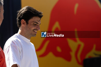 2024-07-18 - SAINZ Carlos (spa), Scuderia Ferrari SF-24, portrait in front of Red Bull Racing motorhome during the Formula 1 Hungarian Grand Prix 2024, 13th round of the 2024 Formula One World Championship from July 19 to 21, 2024 on the Hungaroring, in Mogyorod, Hungary - DPPI - F1 - HUNGARIAN GRAND PRIX 2024 - FORMULA 1 - MOTORS