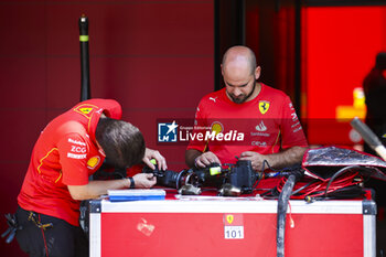 2024-07-18 - Scuderia Ferrari mechanic, mecanicien, mechanics during the Formula 1 Hungarian Grand Prix 2024, 13th round of the 2024 Formula One World Championship from July 19 to 21, 2024 on the Hungaroring, in Mogyorod, Hungary - F1 - HUNGARIAN GRAND PRIX 2024 - FORMULA 1 - MOTORS